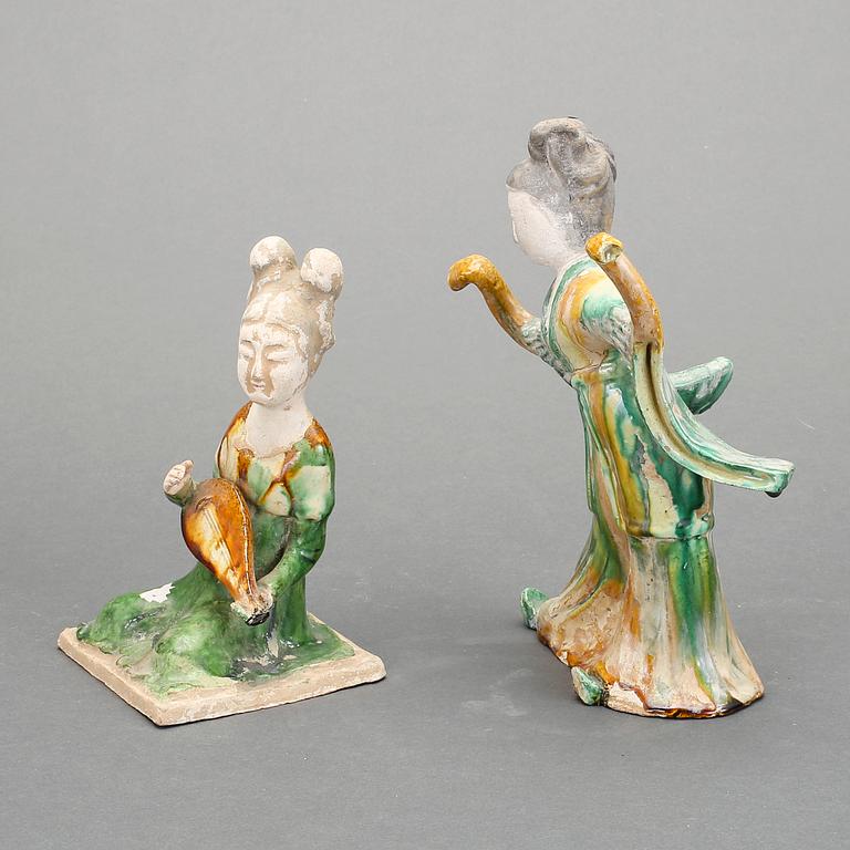 FIGURINER, 2 st, lergods, Kina, 1900-tal.