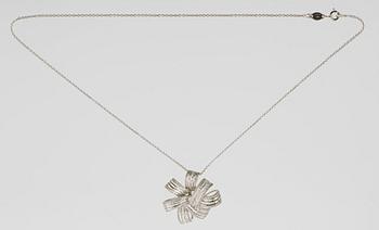 HÄNGE, 18K vitguld med briljant och baguettslipade diamanter 1.36 ct. Vikt 10,8 gram.