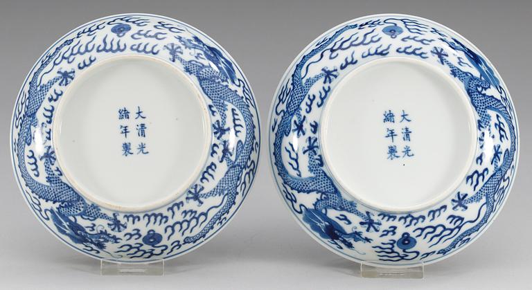 A pair of blue and white 'dragon' dishes, late Qing dynasty (1644-1912) with Guangxu´s six character mark.