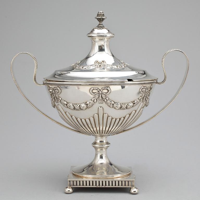 SOCKERSKÅL MED LOCK OCH SKED, silver, Gustaviansk stil, C G Hallberg, Stockholm, 1903. Total vikt ca 623 g.