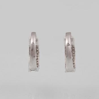 ÖRHÄNGEN, 18K vitguld med briljant och baguettslipade diamanter ca 0.67 ct. Vikt 2,9 gram.