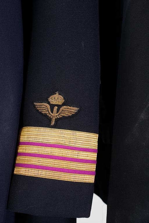 FLYGUNIFORMSJACKA, BYXA OCH FLYGUNIFORMSROCKAR, totalt 8 delar. Flygvapnet, en daterad F3 1952.