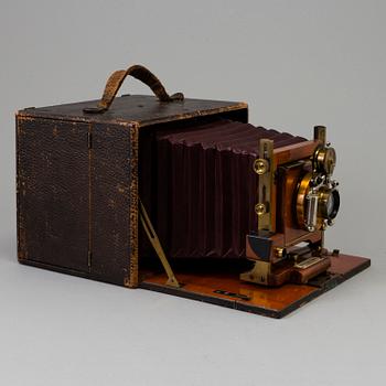 A "The Korona Hand Camera", Milburn Camera Company, New York, USA from around year 1900.