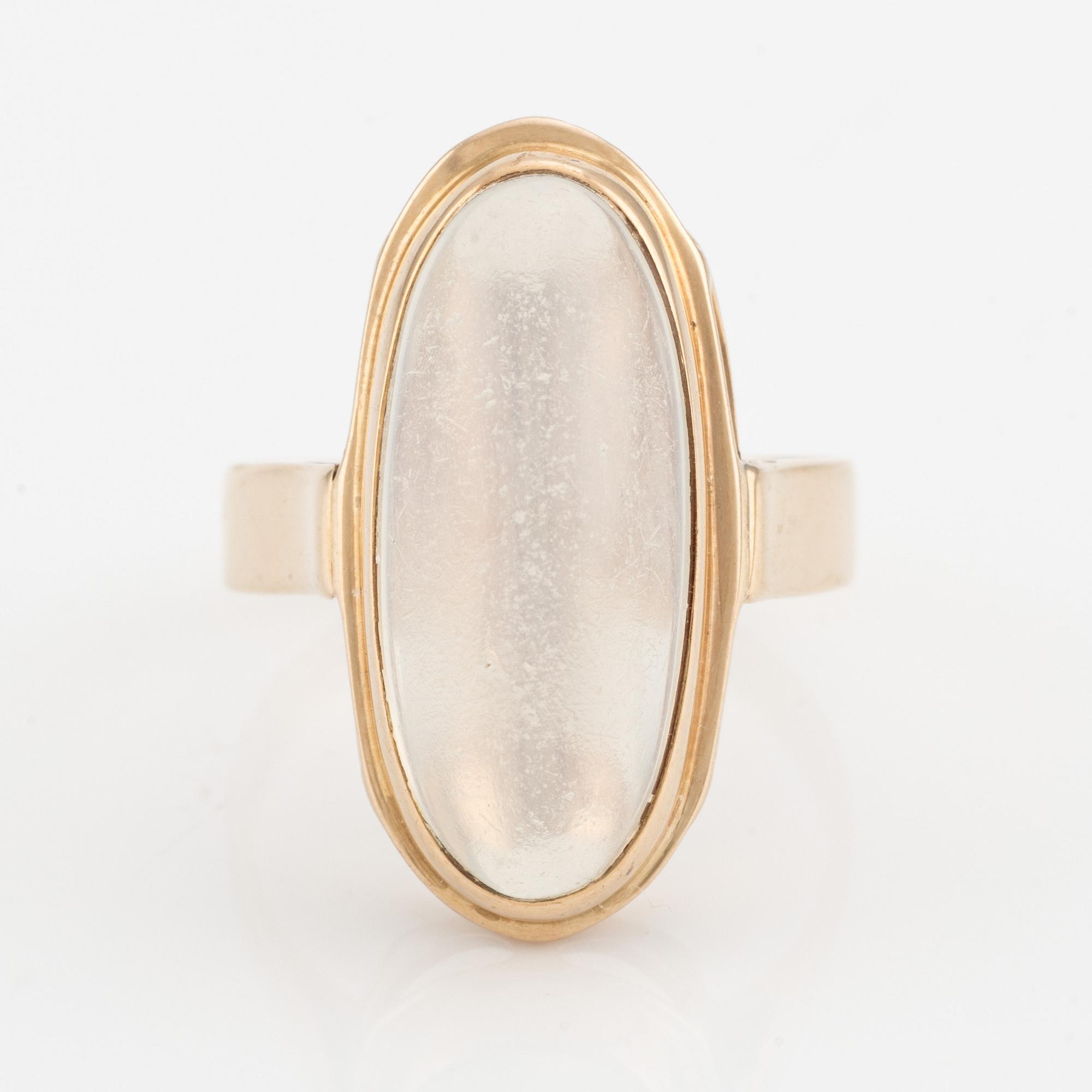 Ring, 18K guld med cabochonslipad månsten.