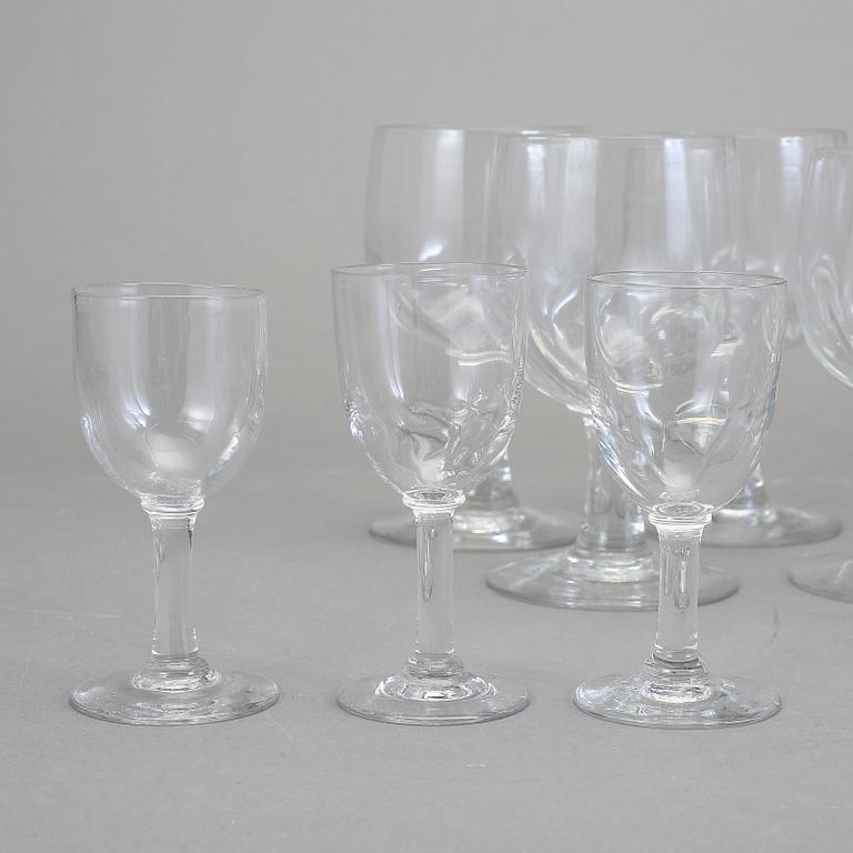 VINGLAS 12 och STARKVINSGLAS, 10 st, 1800-tal.