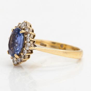 Ring, carmosé, 18K guld med en blålila safir och briljantslipade diamanter ca 0.38 ct totalt.
