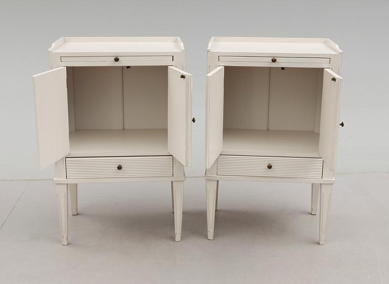 SÄNGBORD, 1 par, gustaviansk stil, 1900-talets andra hälft.