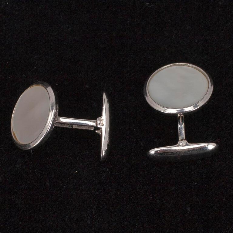 MANSCHETTKNAPPAR, silver 925, pärlemor, Italien 2000-tal. Vikt ca 7,9 g.