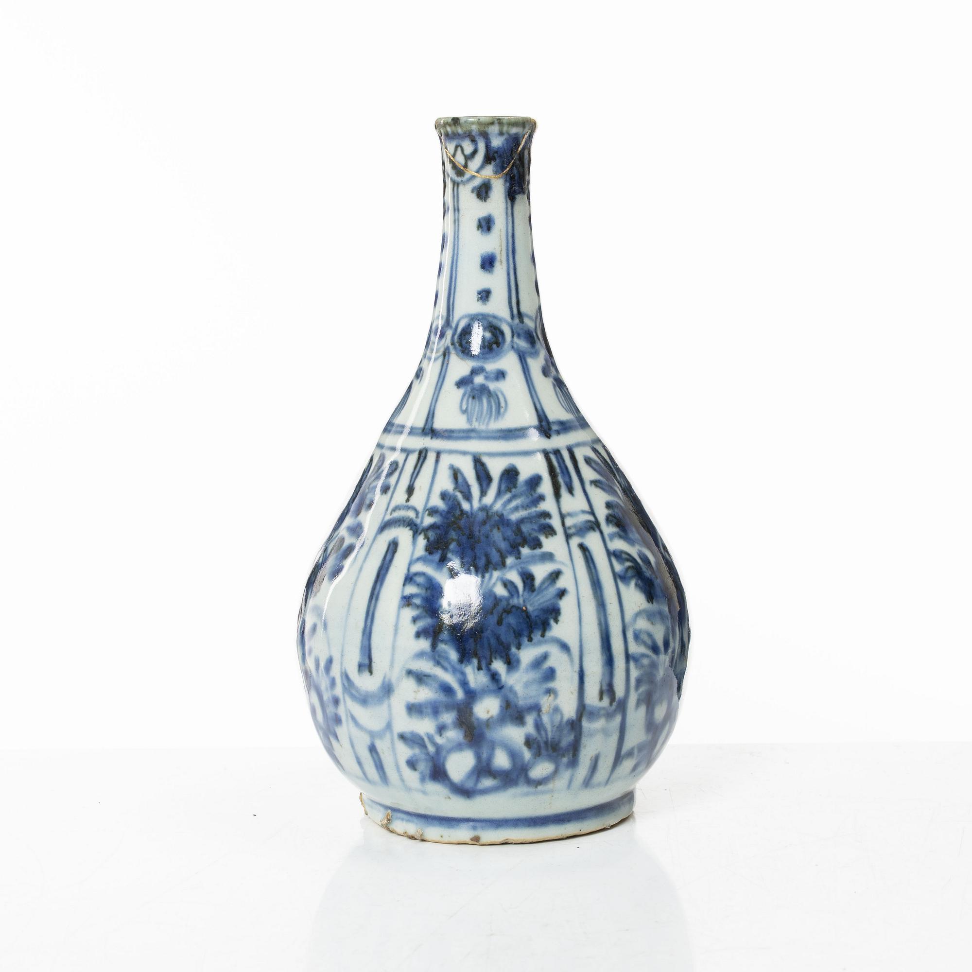 A blue and white kraak bottle, Ming dynasty, Wanli (1572-1620).