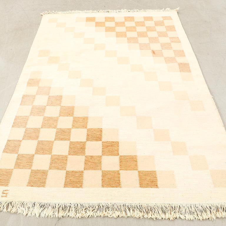 Matta rölakan signerad ILS (Ilsalestalon mattolutomo Kaukaba) ca 243x171 cm.
