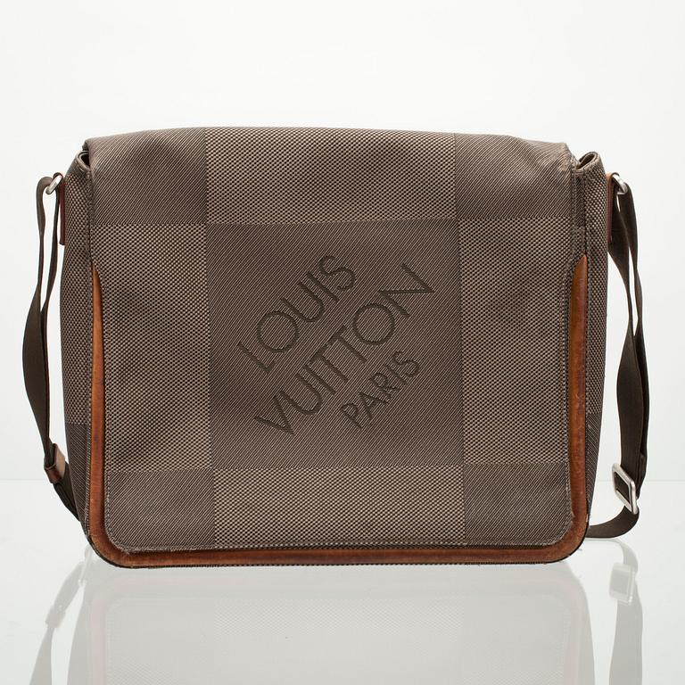 VÄSKA, "Geant Messenger Bag", Louis vuitton.