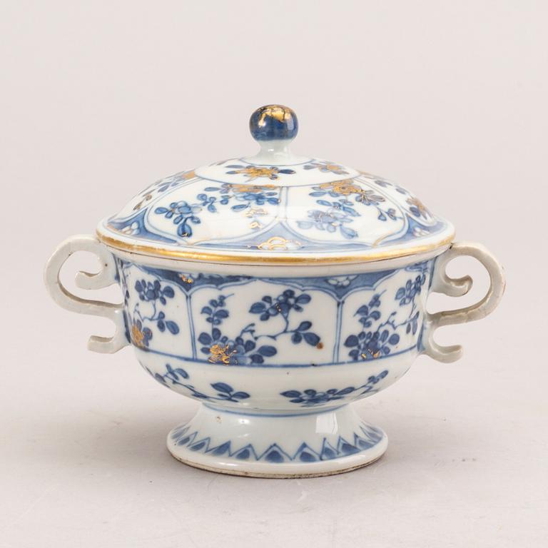 A blue and white equelle with cover, Qing dynasty, Kangxi (1662-1722).