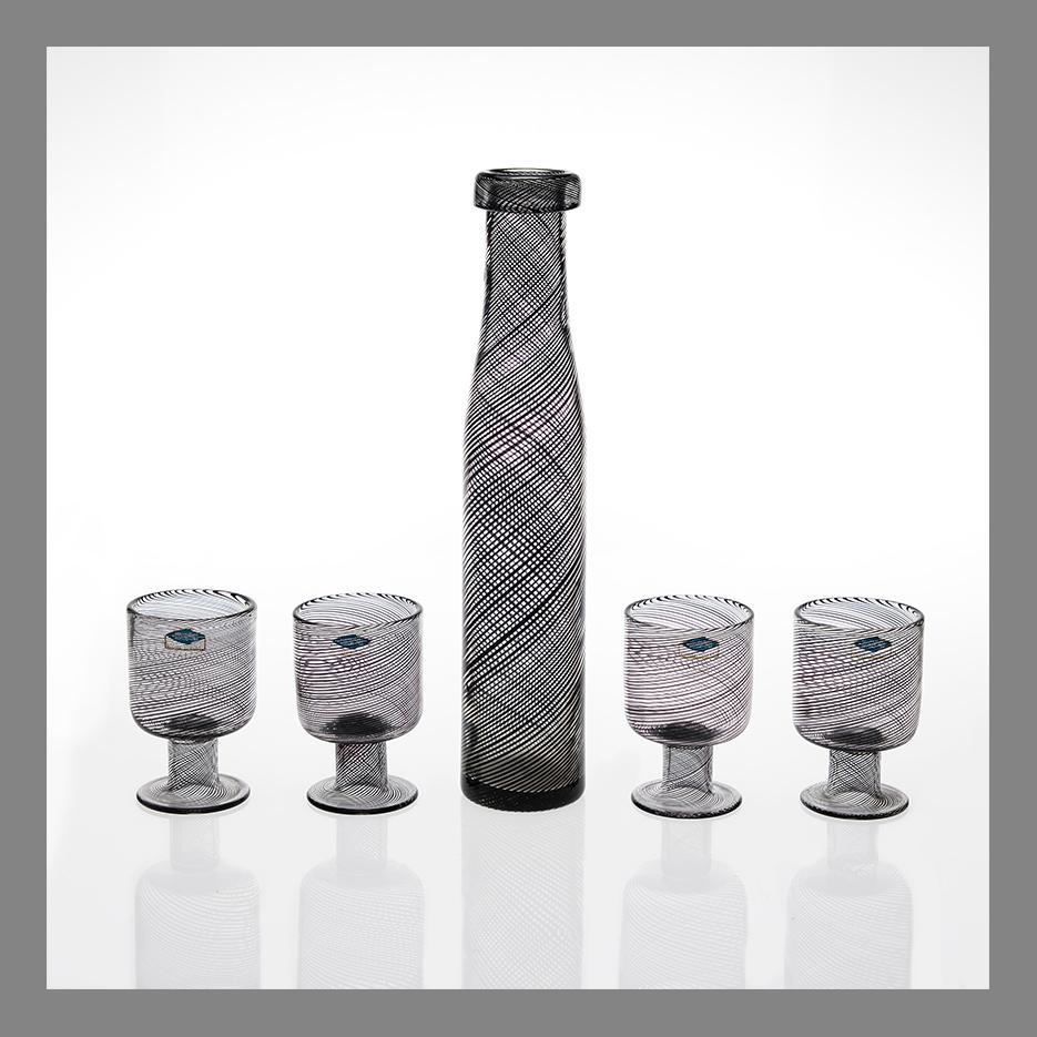 KAJ FRANCK, FLASKA OCH FYRA POKALER. Sign. K. Franck, Nuutajärvi Notsjö -63/64.