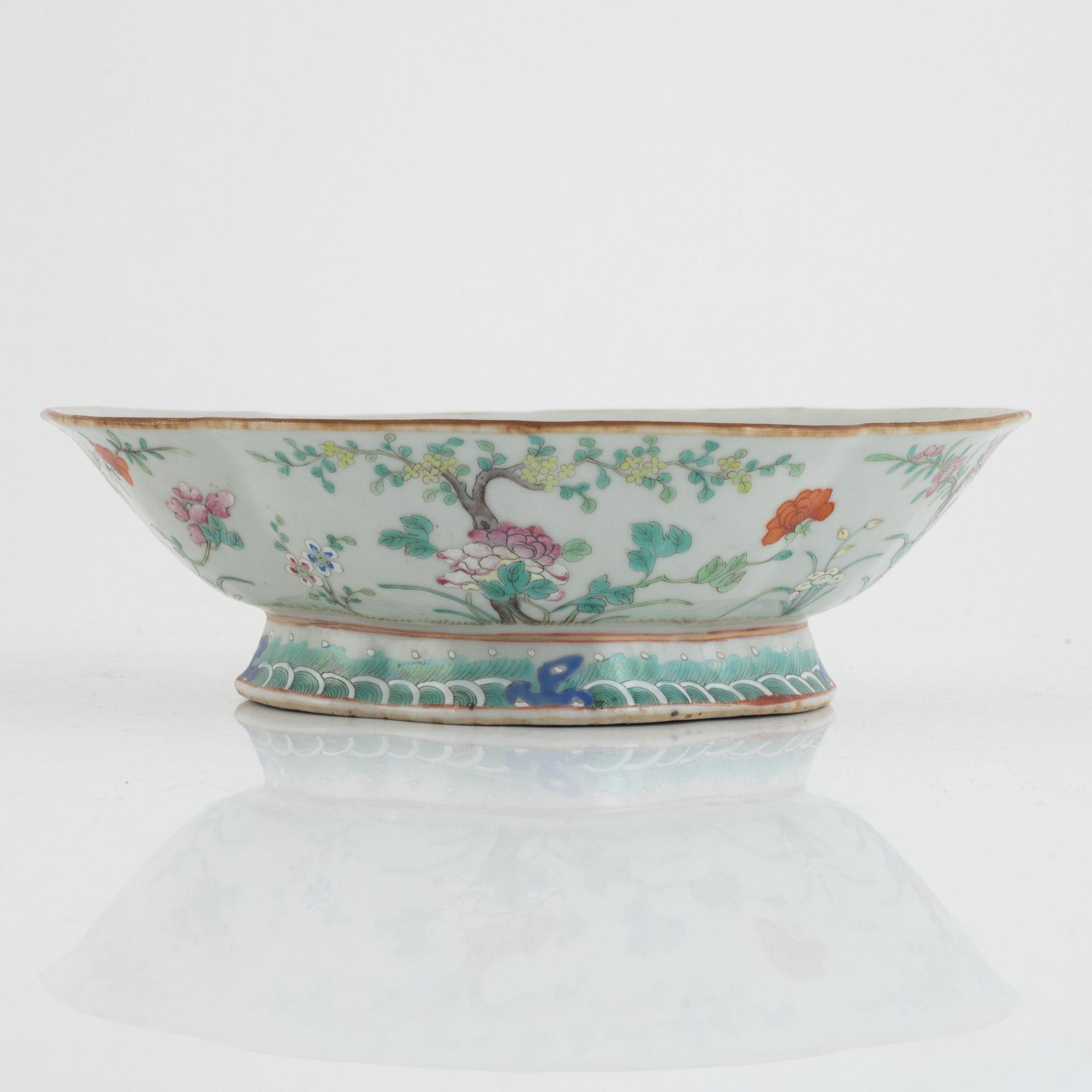 A Chinese porcelain bowl, late 19th Century.