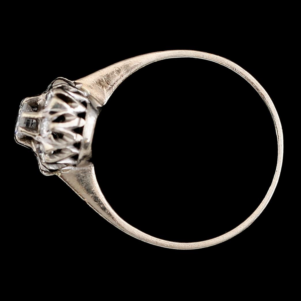 RING, 18 k vitguld, briljantslipade diamanter tot 0.48 ct. Vikt 3,3 g.