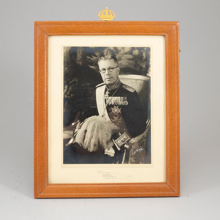 A PAIR OF ROYAL PHOTOGRAPHS WITH AUTOGRAPHS, signead and dated 1959.