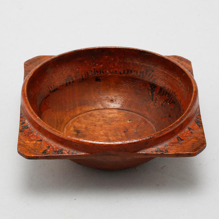 A wooden folk art bowl from 1780.