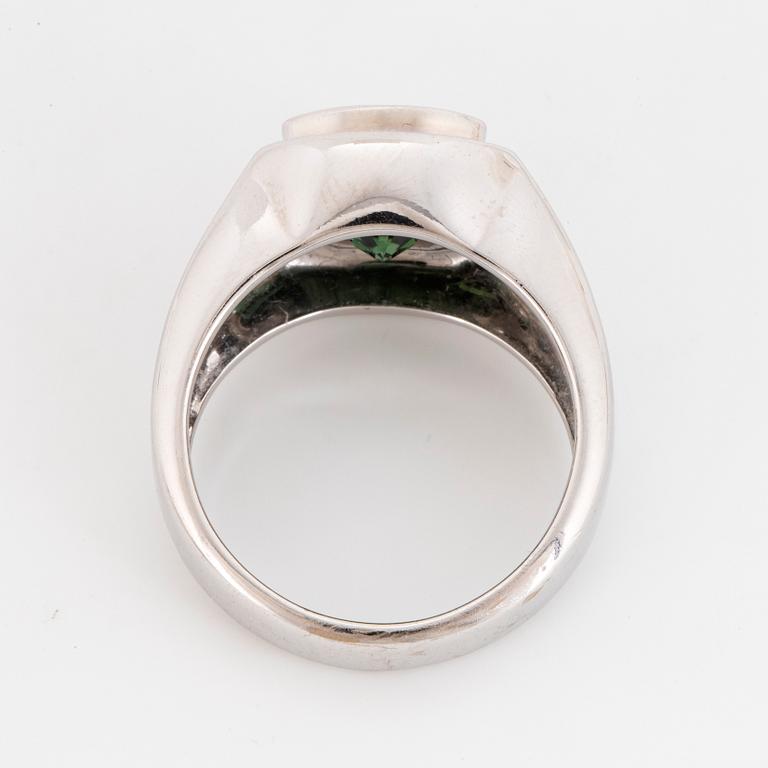18K white gold and green sapphire och brilliant-cut diamond ring.