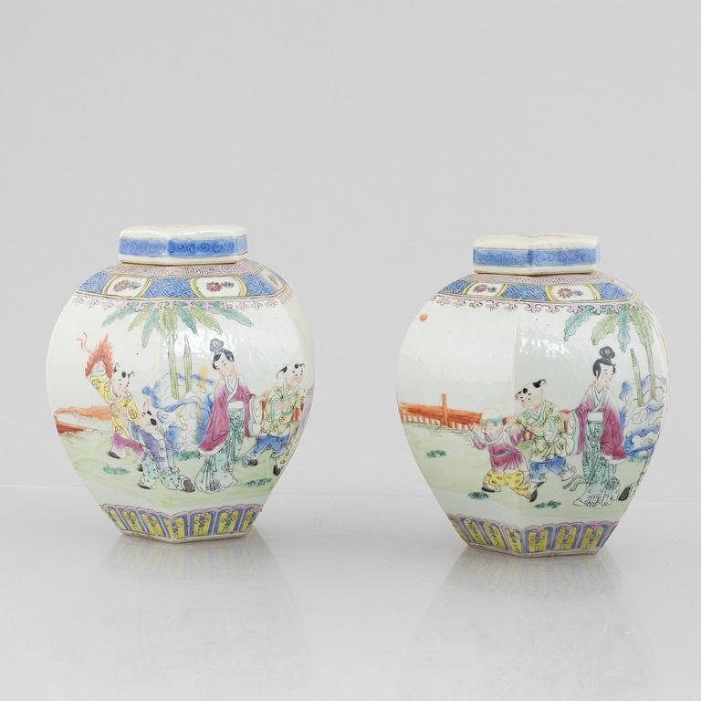 A pair of porcelain urna with covers, China, second half of the 20th century.