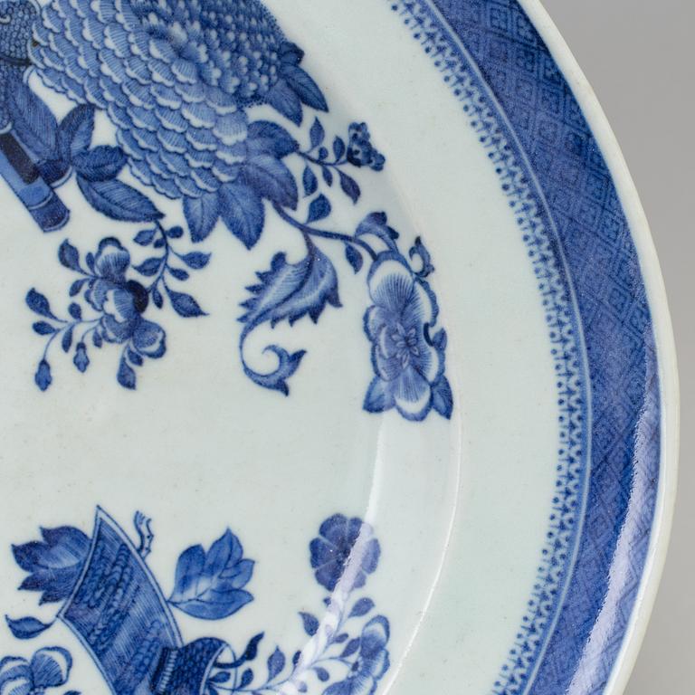 A chinese export blue and white fitz-hugh decorated serving dish. Qing dynasty, Jiaqing (1796-1820).