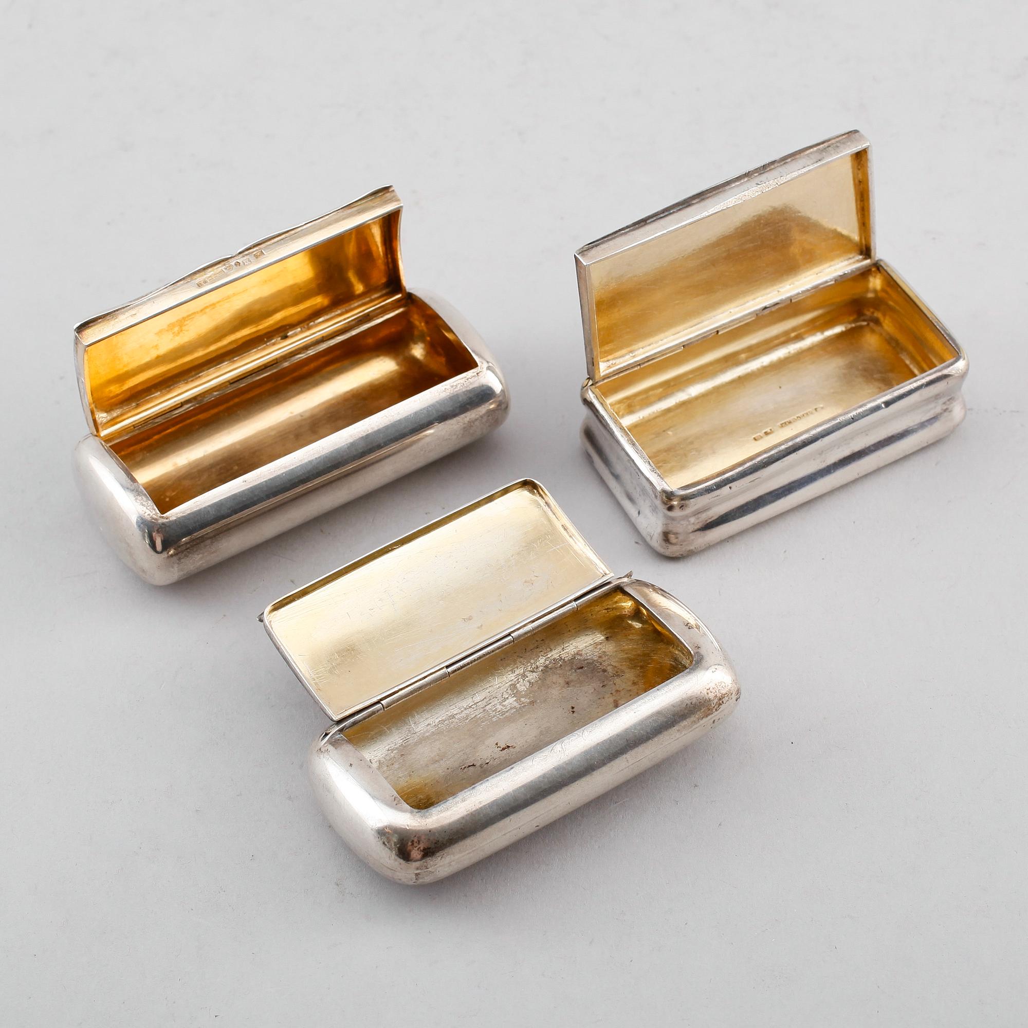 SNUSDOSOR, 2 st, silver, svenska stämplar 1913 och 1927.  Vikt ca 207 gram.