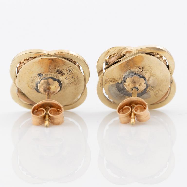 Smyckesset, ett par örhängen, ett litet örhänge samt hängsmycke, 14K guld med granater.