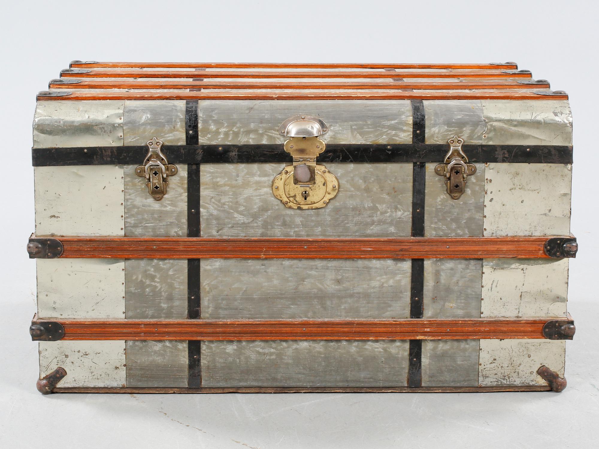 A trunk, so called American trunk, made in the first half of the 20th century.