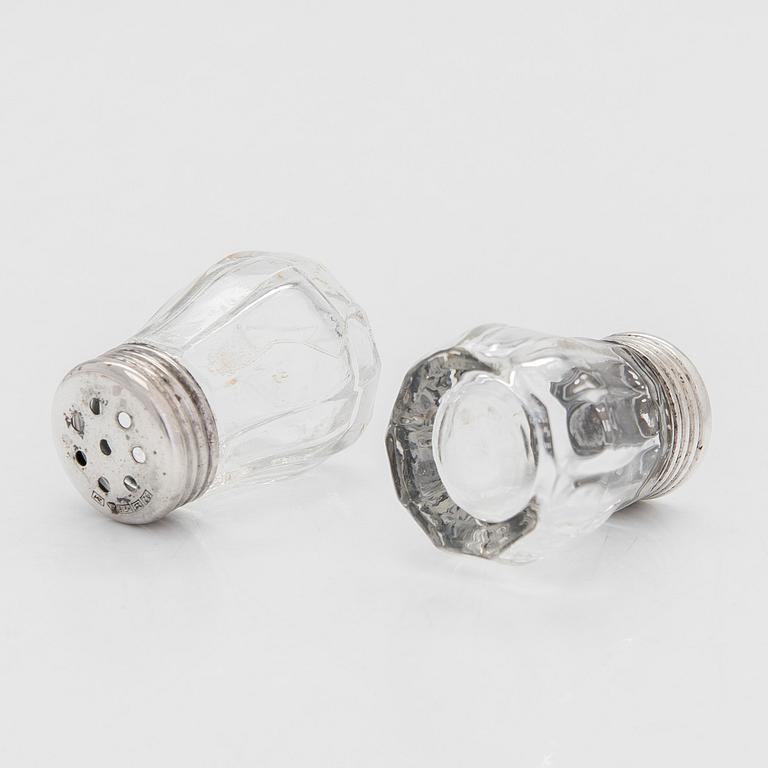 Snapsbägare, 7 st, och saltkar, 8 st, silver, glas, Tavastehus och Åbo 1948-54, fem saltkar med svensk kontrollstämpel.
