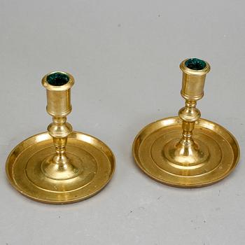 LJUSSTAKAR, 2 st närmast identiska, mässing. Senbarock, 1700-talets mitt.