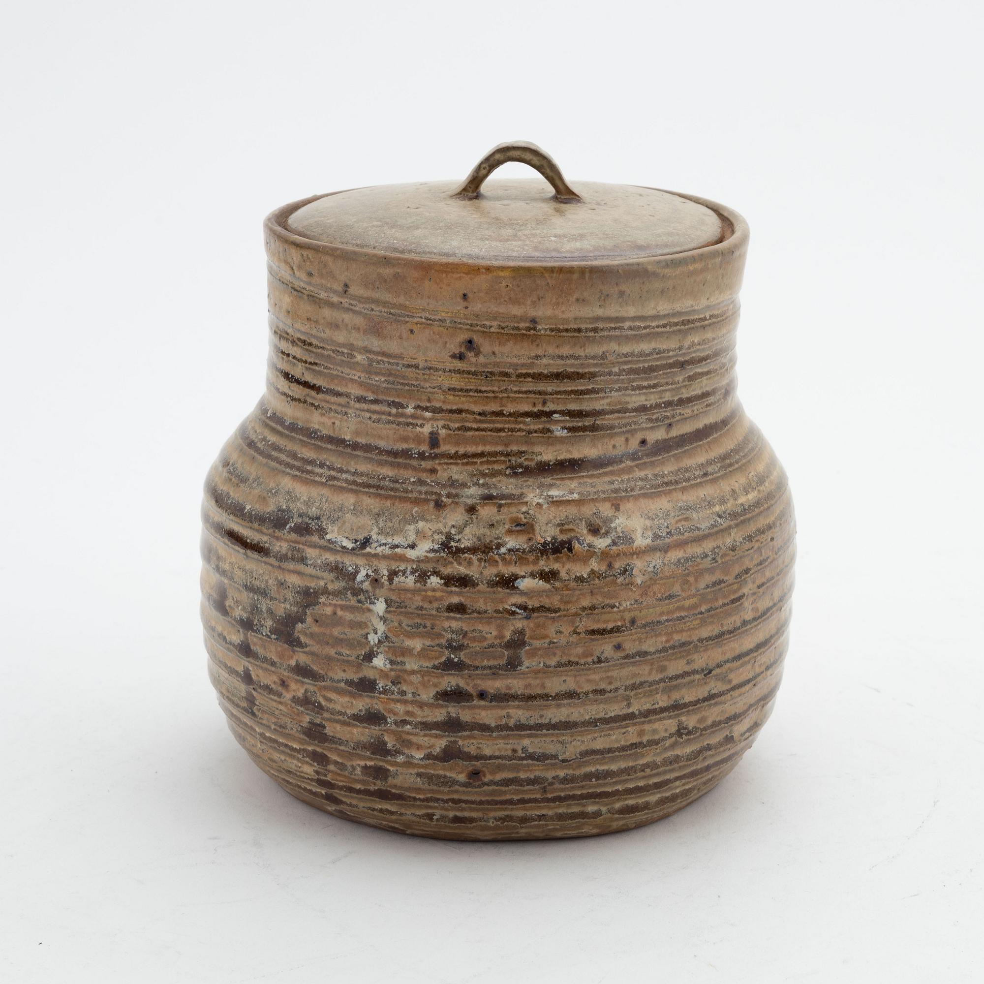 Unknown artist, a Japanese stoneware jar with cover, first half of the 20th Century.