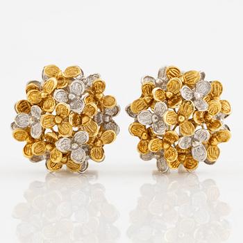 A pair of earrings in 18K gold in two colours.