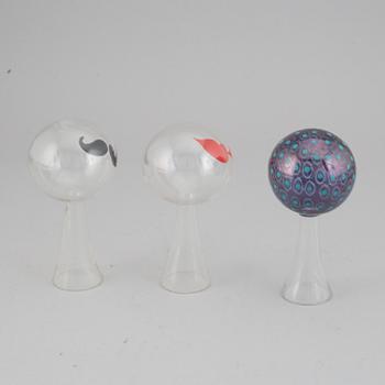 Kjell Blomberg, figuriner, 3 st, glas, så kallade Klotheppar, Gullaskruf, 1970-tal.