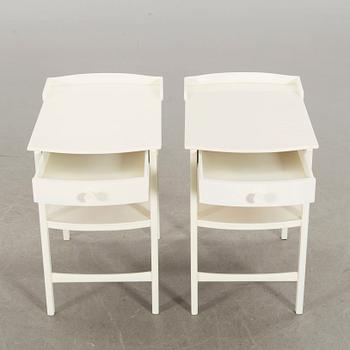 A PAIR OF CARL MALMSTEN BEDSIDE TABLES.