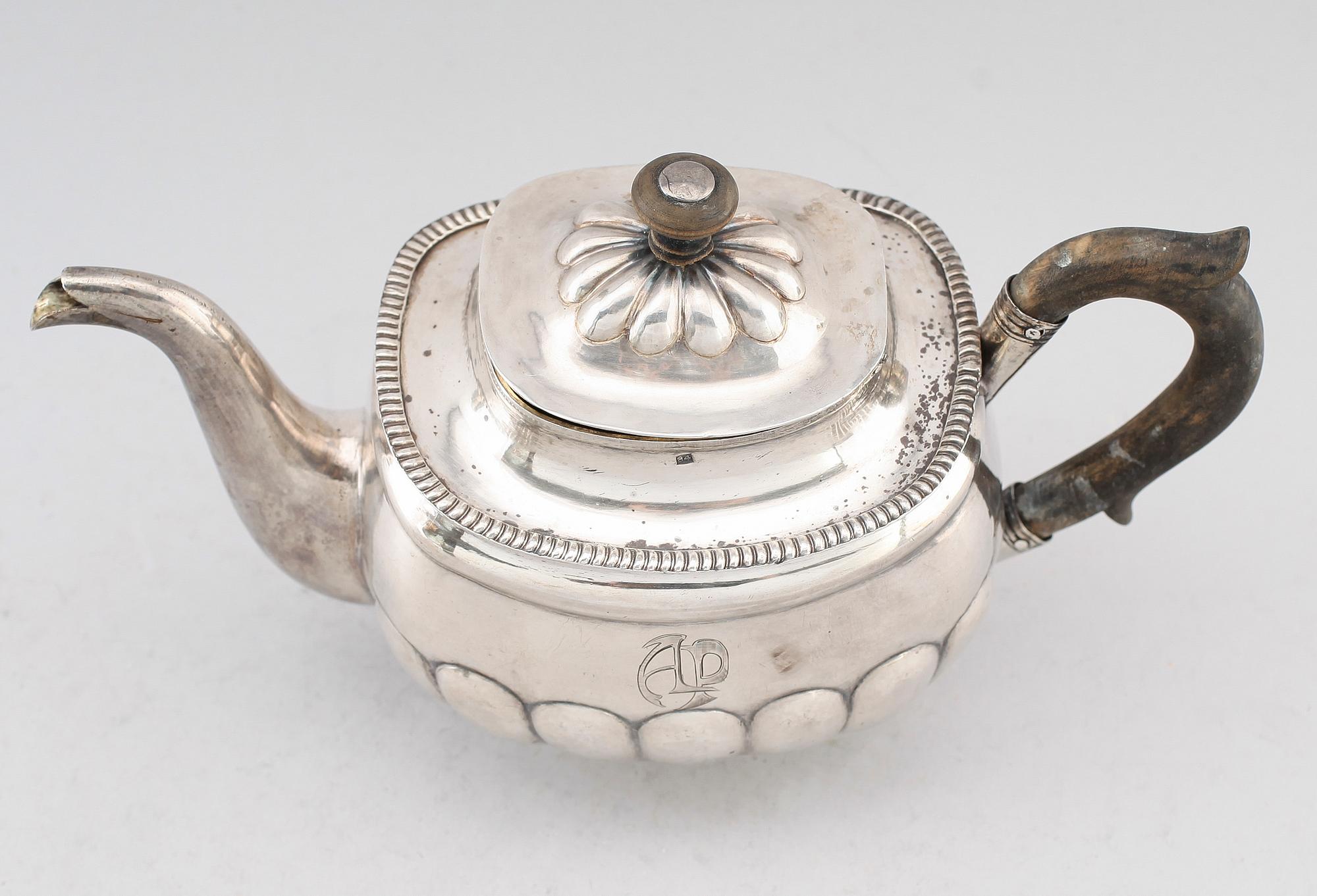 TEKANNA, silver, Ryssland 1823. Vikt ca 366 g.