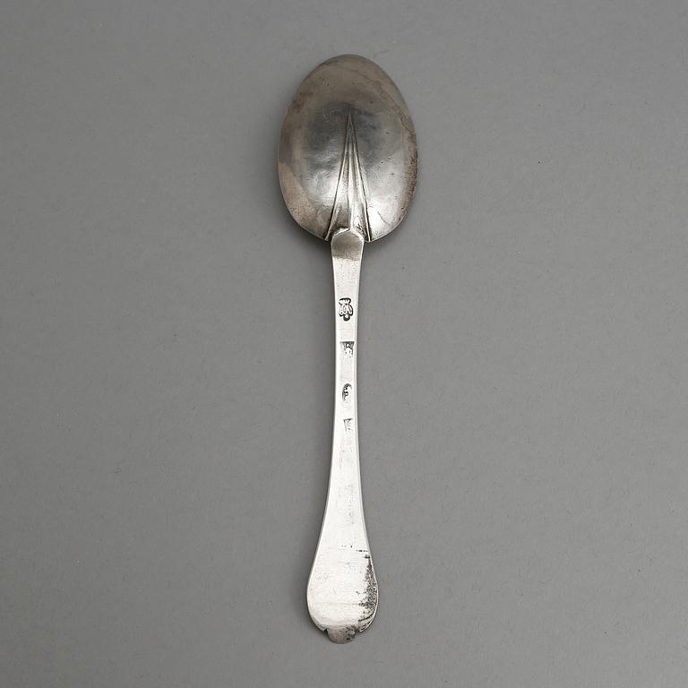 RÅTTSVANSSKED, silver, J Ladyman, London, 1699. Tot vikt 34 gram.