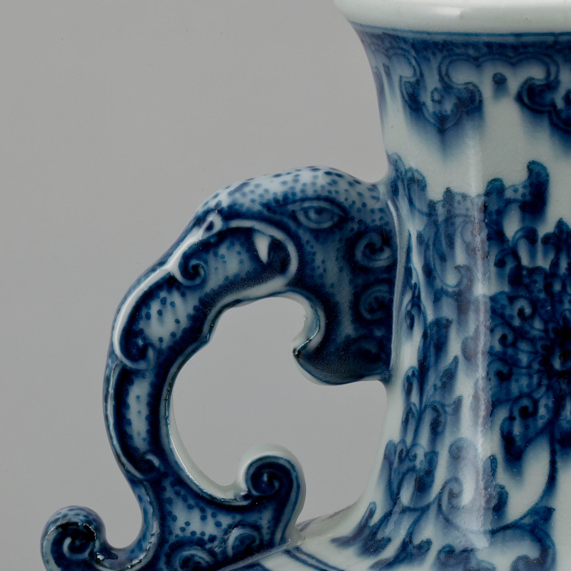 PILGRIMSFLASKA, porslin, Kina 1900-tal, modern tillverkning.