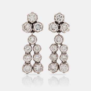 669. A pair of brilliant cut diamond earrings. Total carat weight circa 7.35 cts.