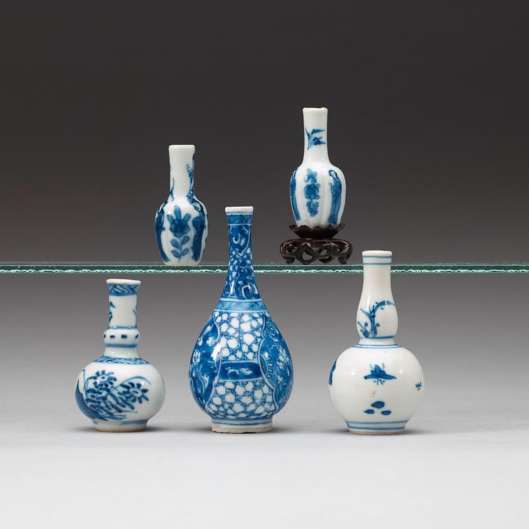 A set of five blue and white miniature vases, Qing dynasty, Kangxi (1662-1722).