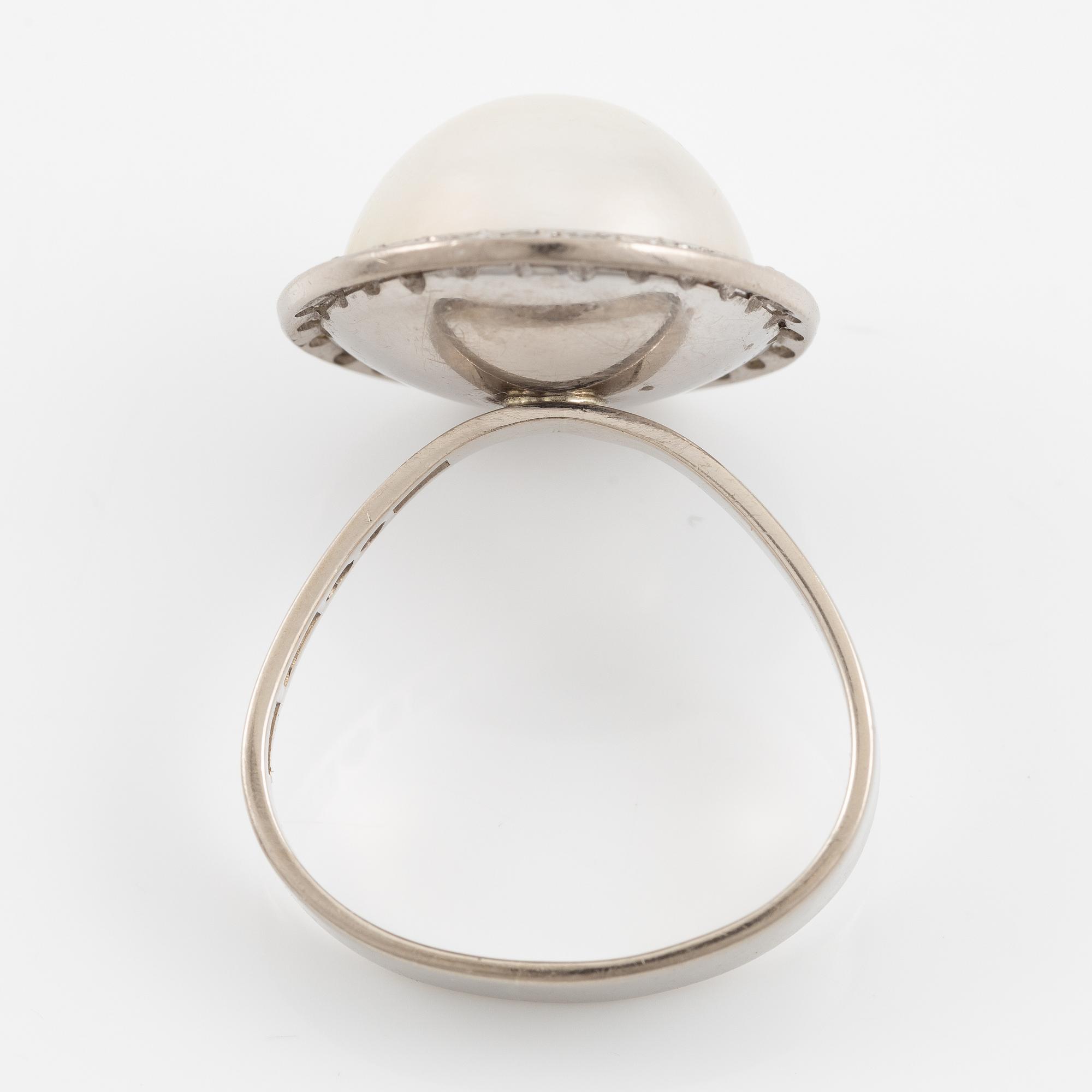 Ring 18K vitguld med en odlad mabepärla och runda briljantslipade diamanter.