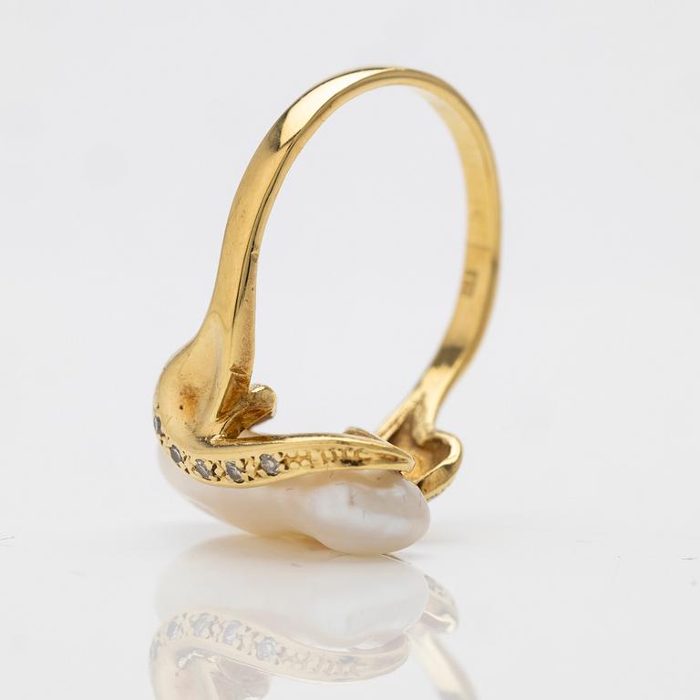 18K gold ring with pearl and diamonds.