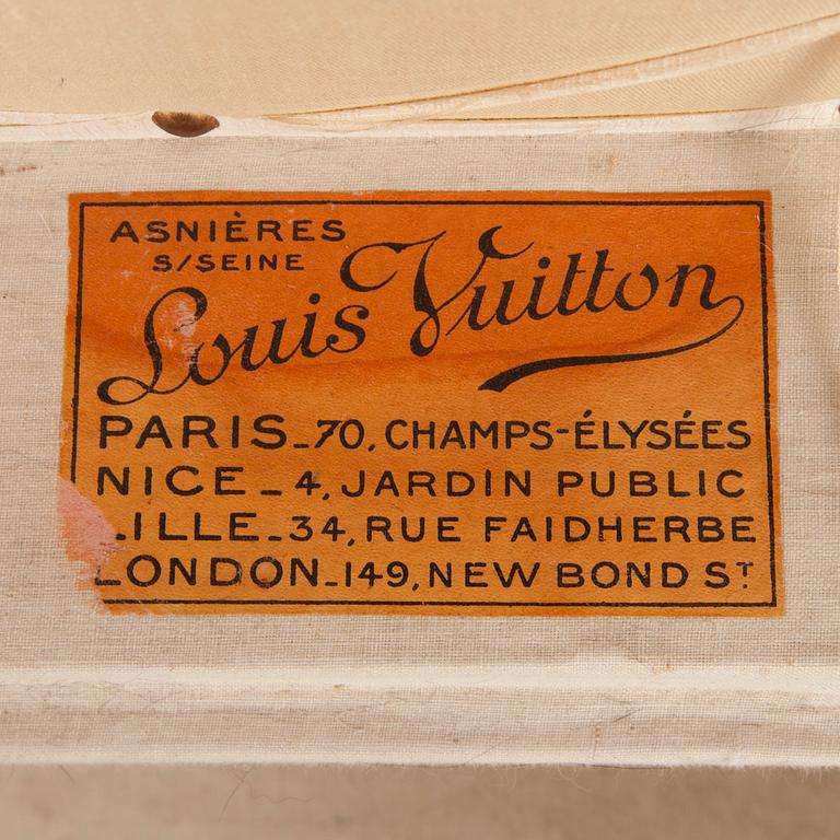 LOUIS VUITTON, a monogram canvas suitcase from the 1920/30s.