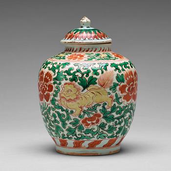 638. A Transitional wucai jar with cover, 17th Century.