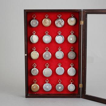 FICKURSSKÅP, 20 st, mestadels nysilver, av olika fabrikat, mestadels 1900-talets början.