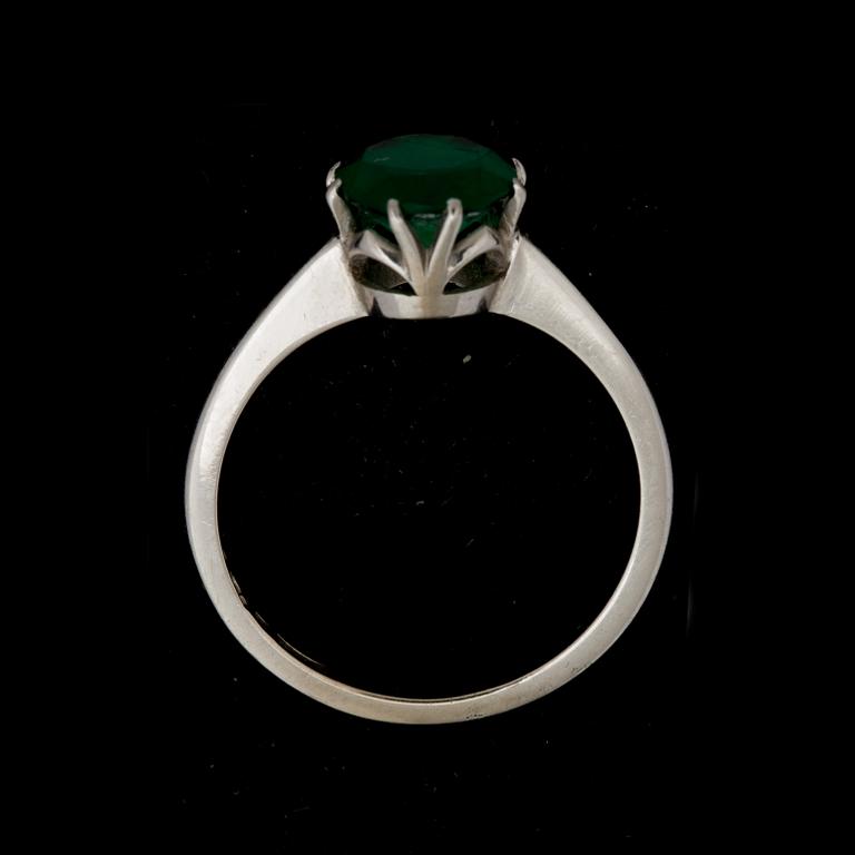 RING, 18K vitguld med syntetisk grön sten. Stockholm 1948. Vikt ca 3 gram.