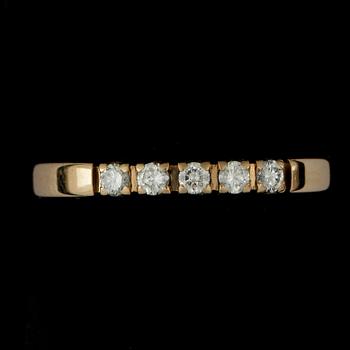 RING, alliansring, 14k guld med 5 små briljantslipade diamanter, tot ca 0,19 ct. Vikt ca 2,6 gram.