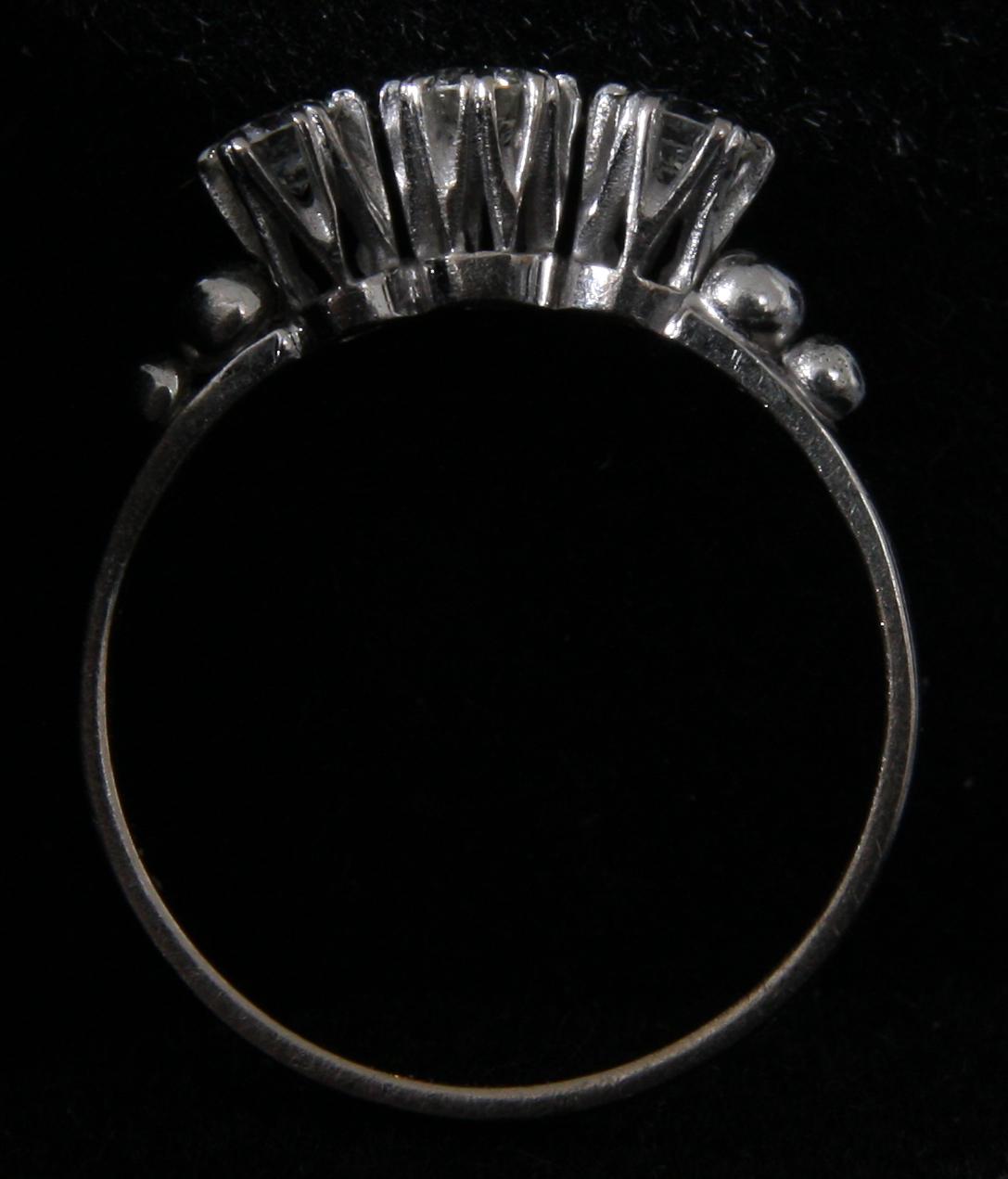 RING, vitguld med tre briljanter.