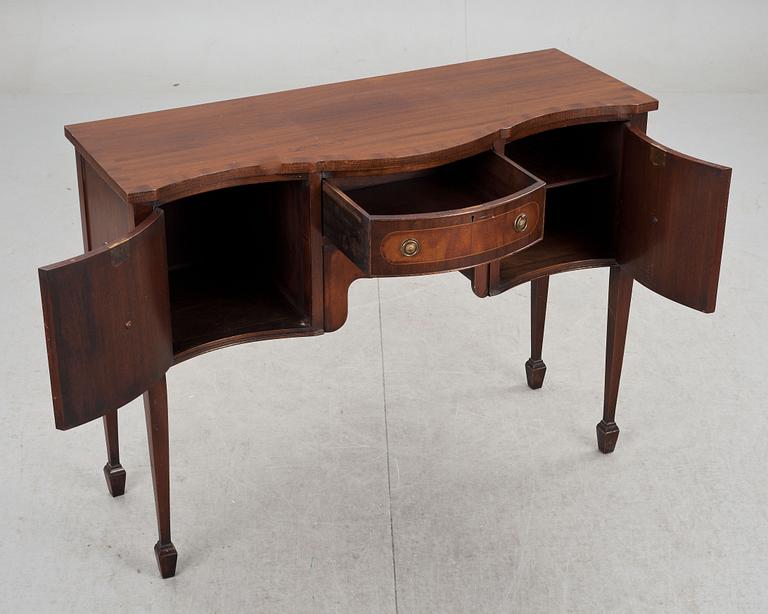 SIDEBOARD, engelsk stil, 1900-talets andra hälft.