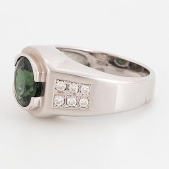 18K white gold and green sapphire och brilliant-cut diamond ring.