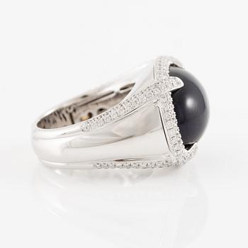 Ring in 18K white gold with opal and brilliant-cut diamonds.