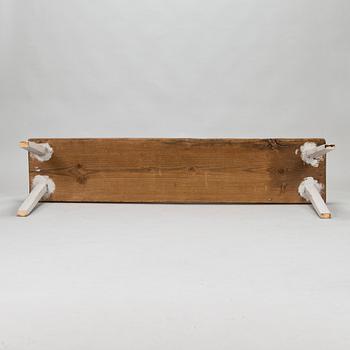 Bänk, 1700- och 1900-tal. Längd 172 cm.